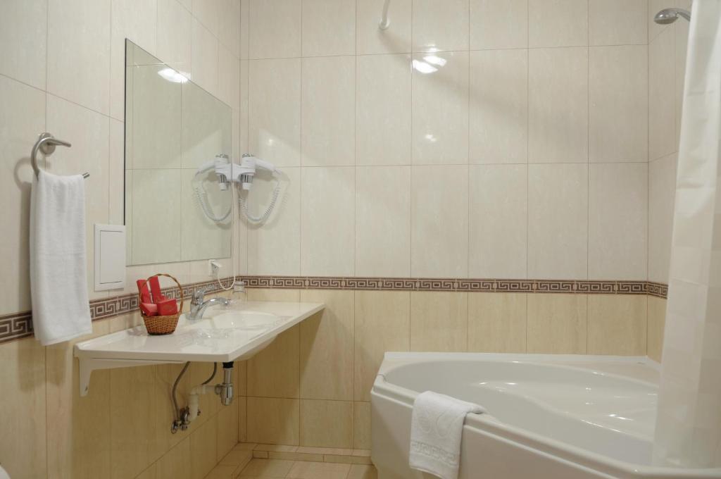 Melrose Hotel Rivne Room photo